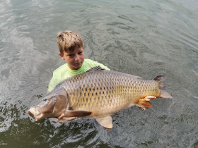 Bán Szabolcs gyermekhorgász 23,93 kg-os pontya (2019.08.26)